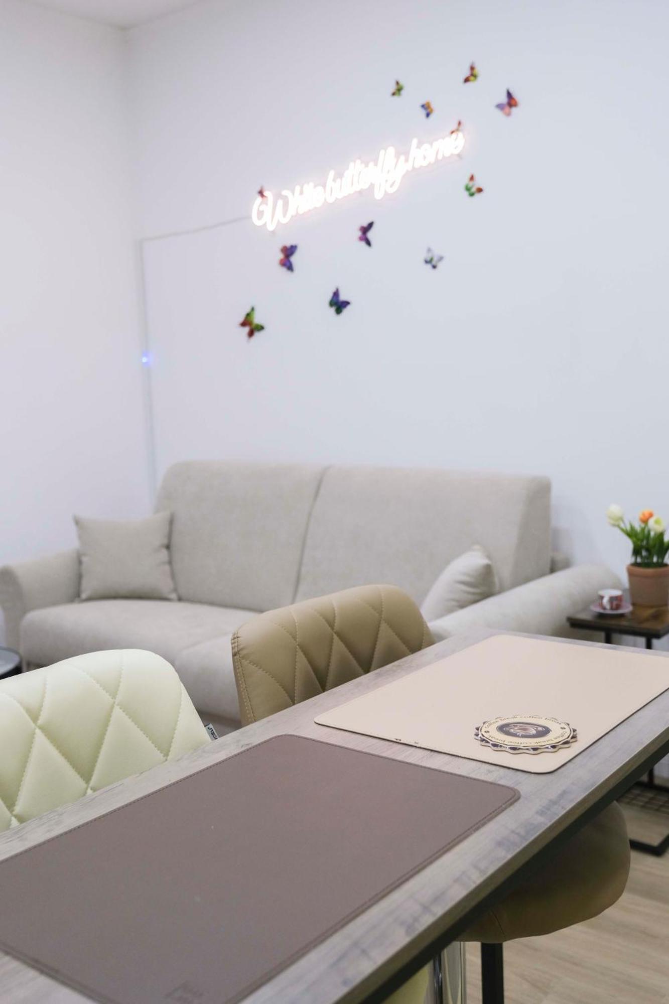 White Butterfly Home Napoli Bagian luar foto